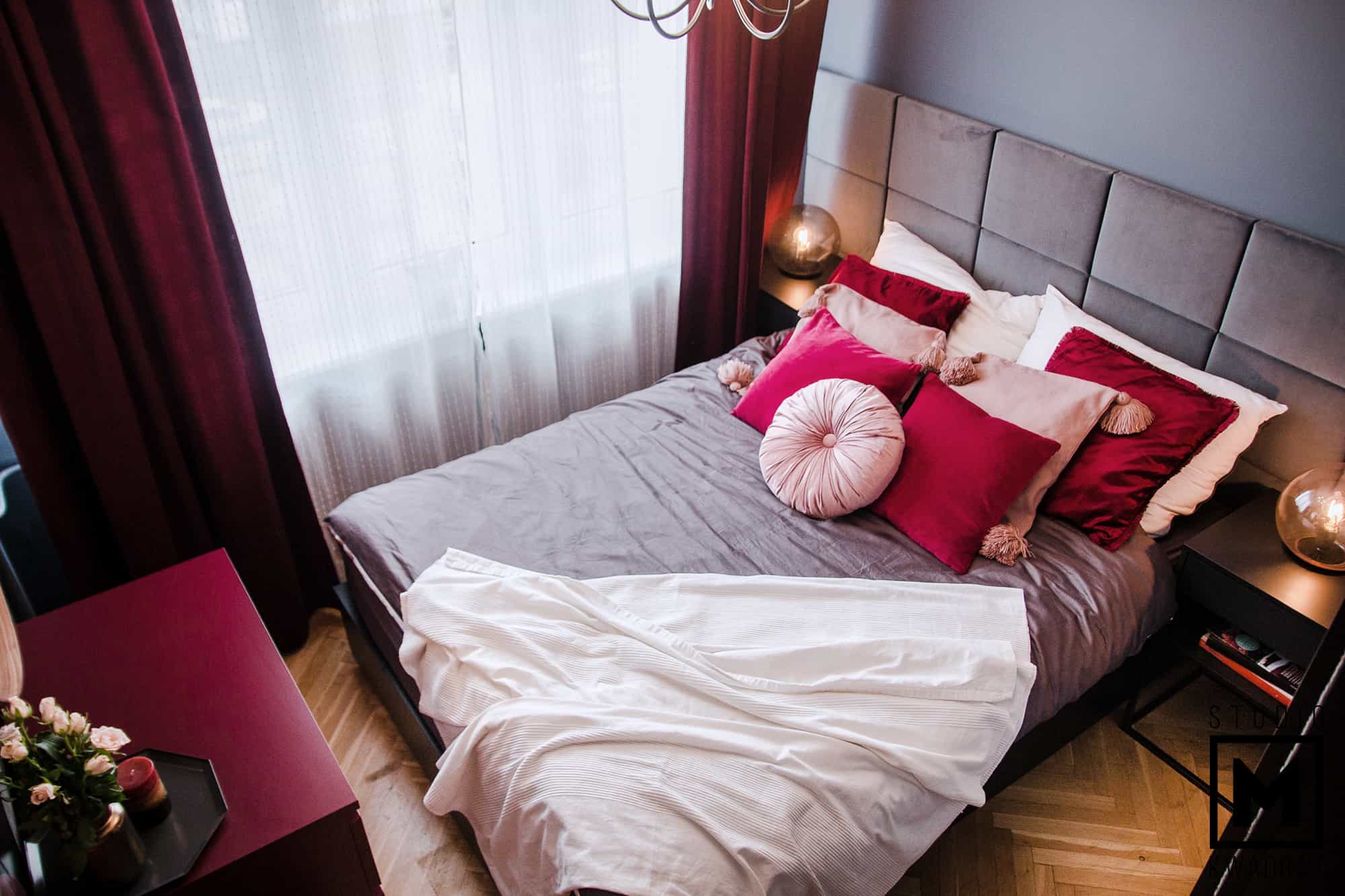 łóżko poduszki różowe fuksja zagłówek z paneli tapicerowanych