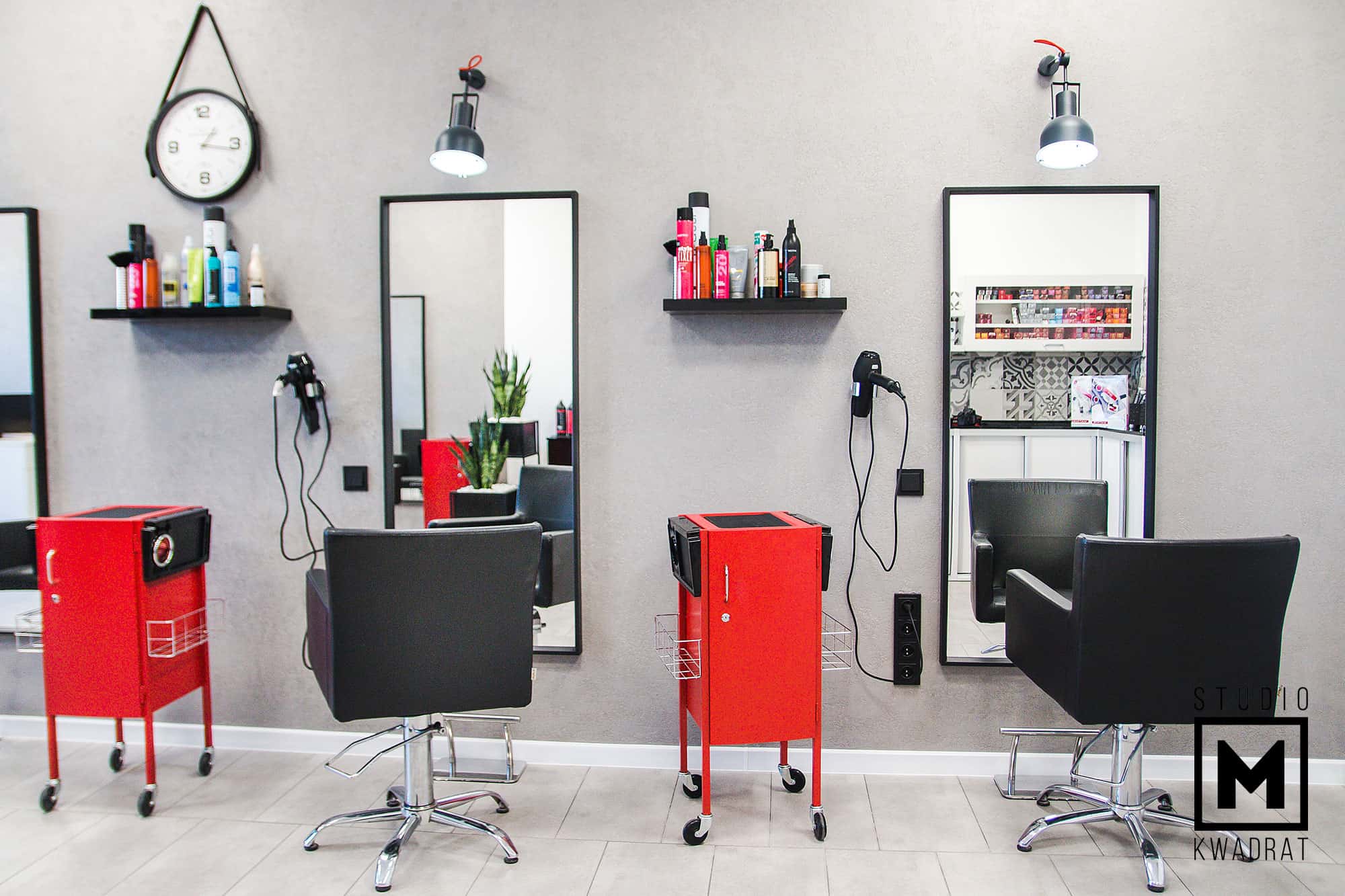salon fryzjerski, stanowiska pracy fryzjera, czerwone stojaki